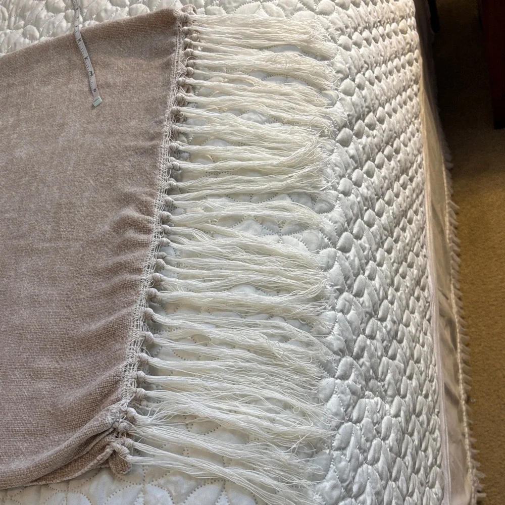 Chenille Cozy Tan Throw Blanket W/Fringe Decor Piece Gorgeous 40 wide x 58 long